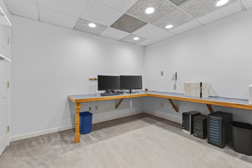 More Photos Of 24 Stickney Ter, Hampton Office For Sale