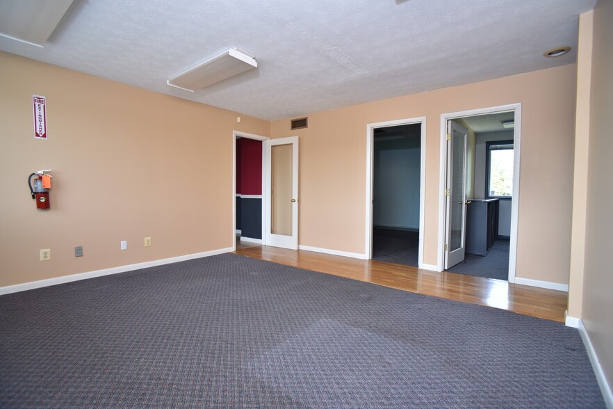 More Photos Of 40 Wildbriar Rd, Rochester Office For Lease