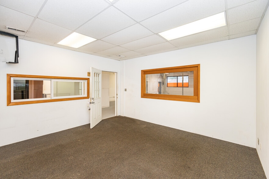 More Photos Of 4616 W Fullerton Ave, Chicago Light Manufacturing For Sale