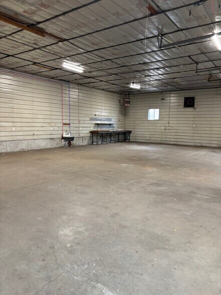 More Photos Of 1707 W College St, Springfield Warehouse For Lease