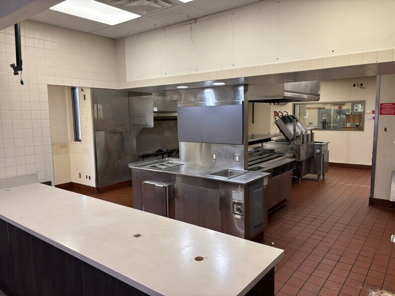 More Photos Of 1302 N 24th St, Clear Lake Fast Food For Lease