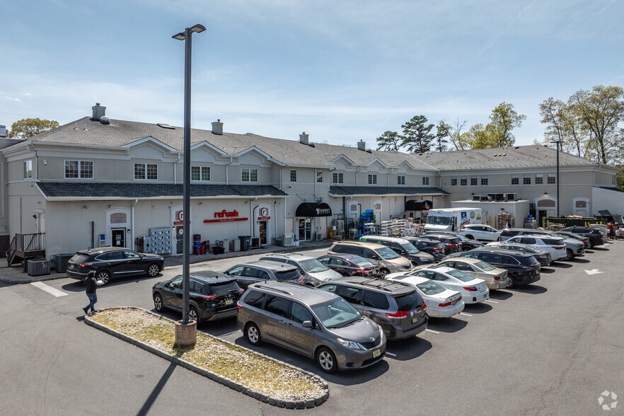 More Photos Of 911 E County Line Rd, Lakewood Office For Lease