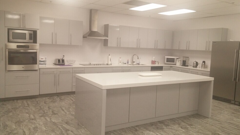 More Photos Of 10220 S 51st St, Phoenix Research And Development For Lease