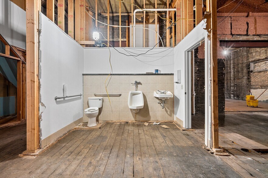 More Photos Of 408 Dousman St, Green Bay Storefront Retail Residential For Sale