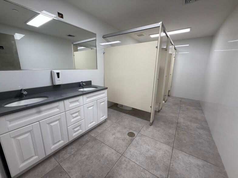 More Photos Of 1539 Covert St, Ridgewood Warehouse For Lease