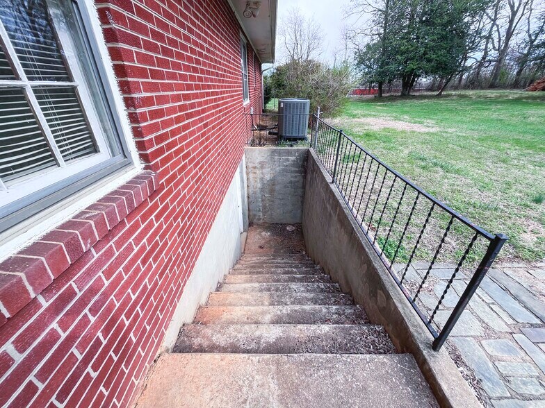 More Photos Of 1001 E Lynchburg Salem Tpke, Bedford Office For Sale