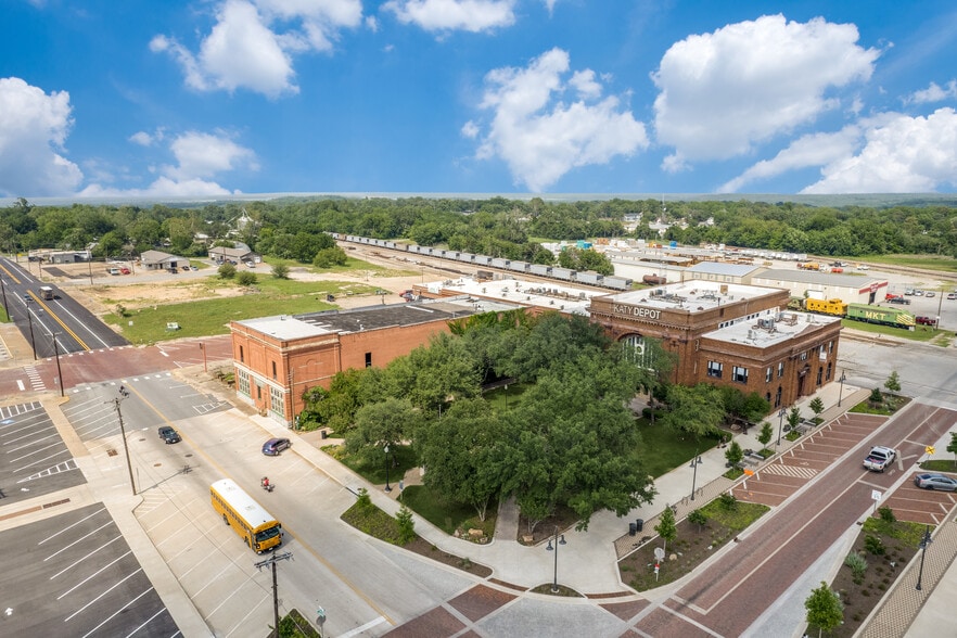 More Photos Of 114 N Houston Ave, Denison Office For Sale