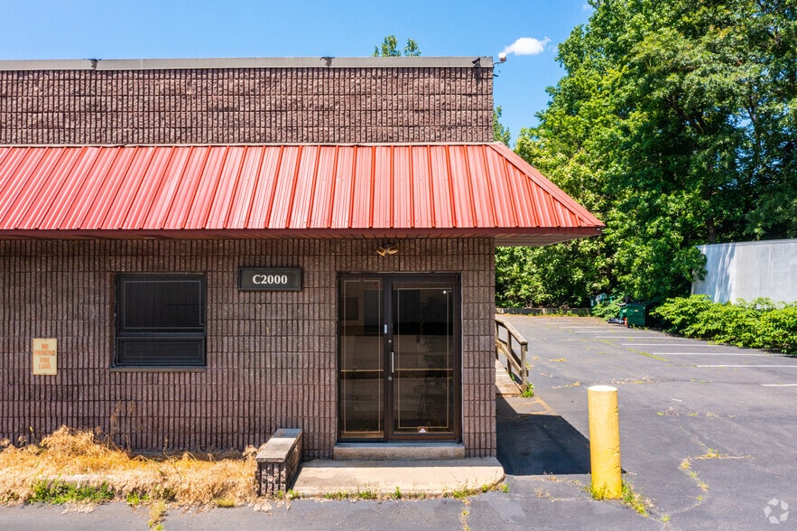 More Photos Of 2000 Hartel St, Levittown Research And Development For Lease