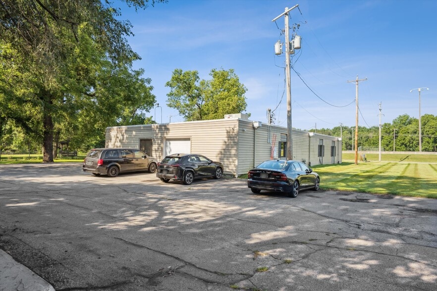 More Photos Of 2721 SW 30th St, Des Moines Office For Sale
