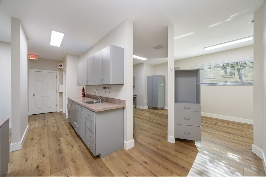 More Photos Of 871 106th Ave N, Naples Medical For Sale