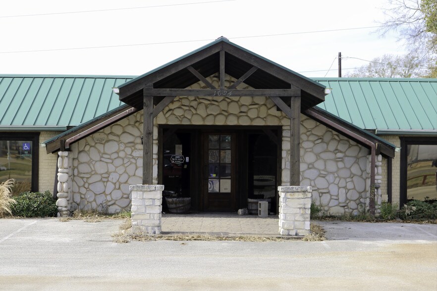 More Photos Of 1624 N Northwest Loop 323, Tyler Freestanding For Sale