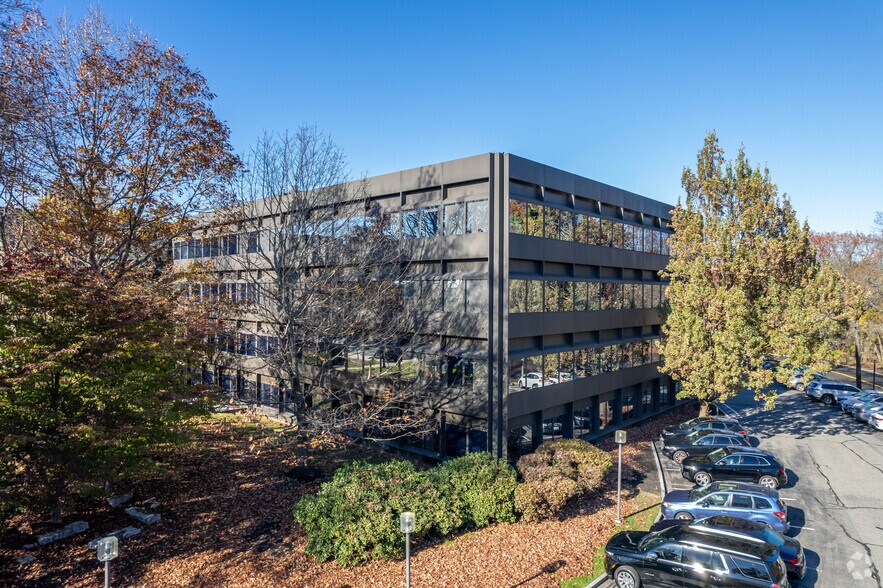 More Photos Of 20 William St, Wellesley Office For Lease