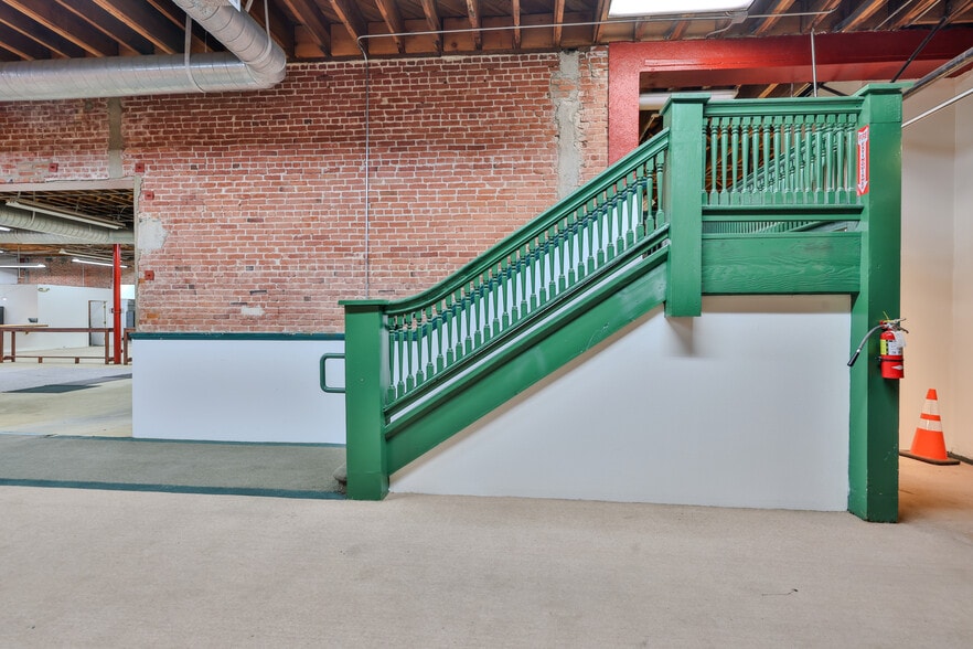 More Photos Of 400 E 4th St, Santa Ana General Retail For Lease