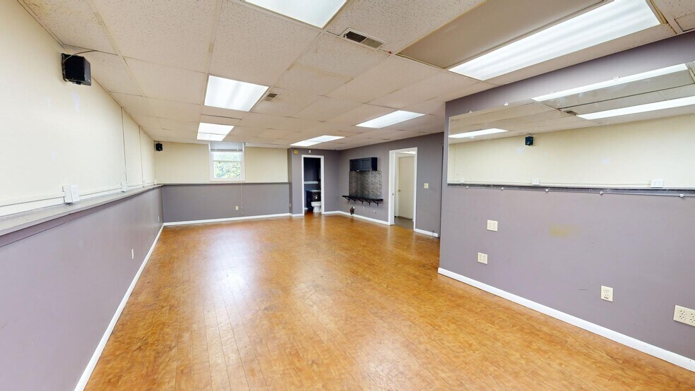 More Photos Of 3130 N Woodford St, Decatur General Retail For Sale