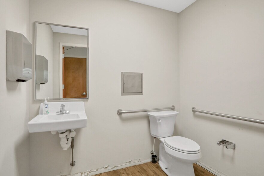 More Photos Of 1540 Business Center Dr, Orange Park Office For Lease