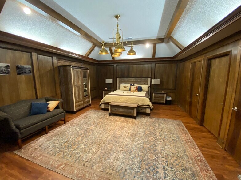 More Photos Of 117 San Augustine St, Center Office Residential For Sale