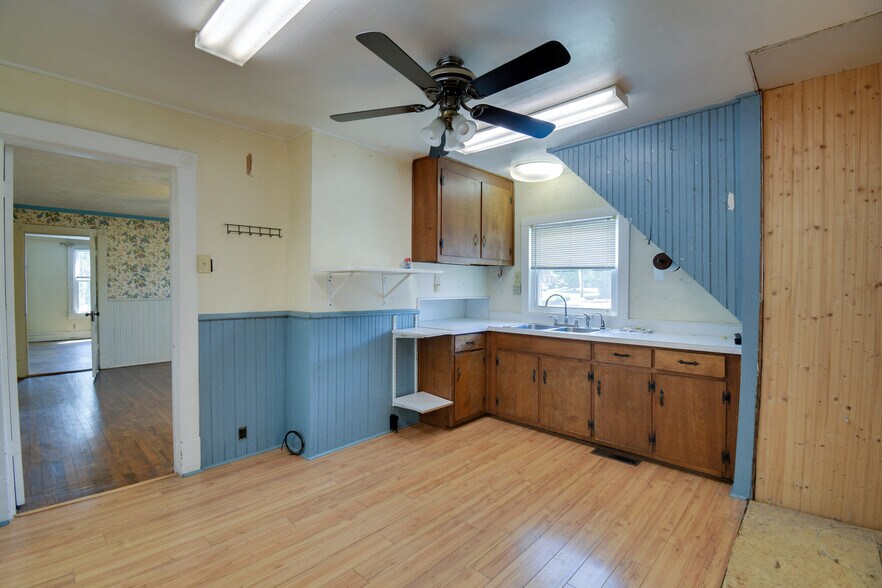 More Photos Of 35 Tinkling Spring Rd, Fishersville Showroom For Sale