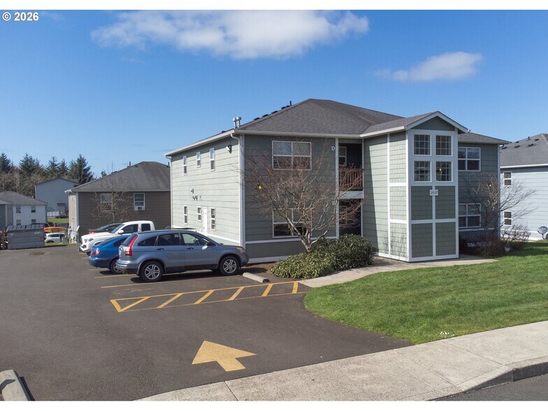 Primary Photo Of 2037 SE Huckleberry Ave, Warrenton Apartments For Sale