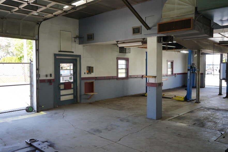 More Photos Of 429 Riverside St, Lowell Auto Repair For Sale