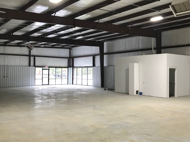 More Photos Of 11021 Kaw Dr, Edwardsville Industrial For Lease