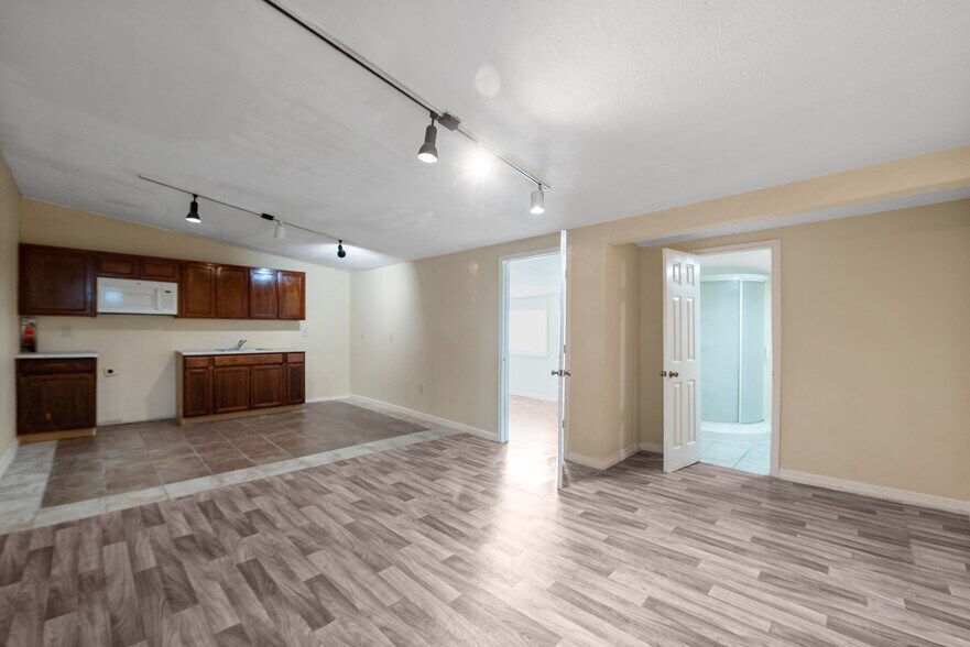 More Photos Of 2609 Elysian St, Houston Apartments For Sale