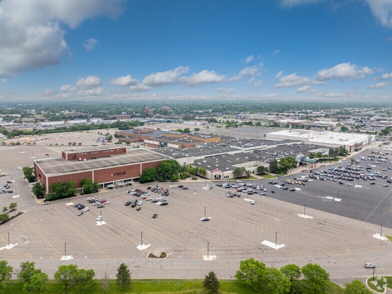 More Photos Of 86-750 W 14 Mile Rd, Troy Unknown For Lease