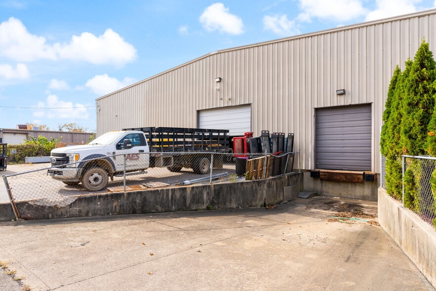 More Photos Of 3312 Gilmore Industrial Blvd, Louisville Warehouse For Lease