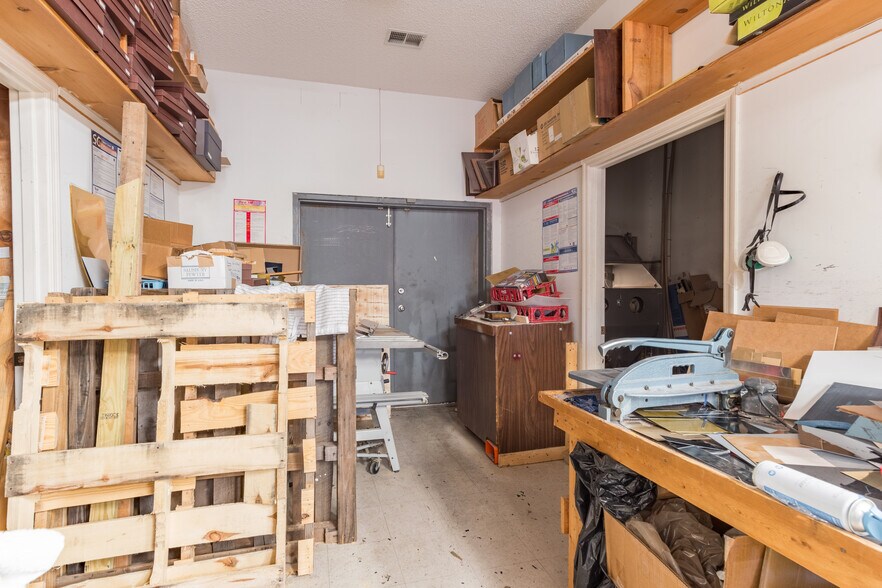 More Photos Of 451 Columbia Ave, Lexington Freestanding For Sale