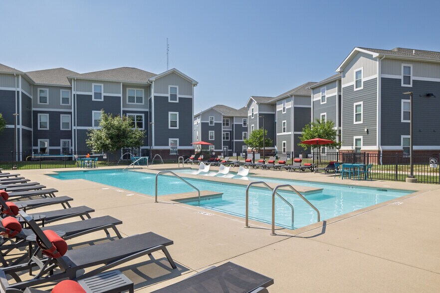 More Photos Of 1 Campus Edge Dr, Edwardsville Apartments For Sale
