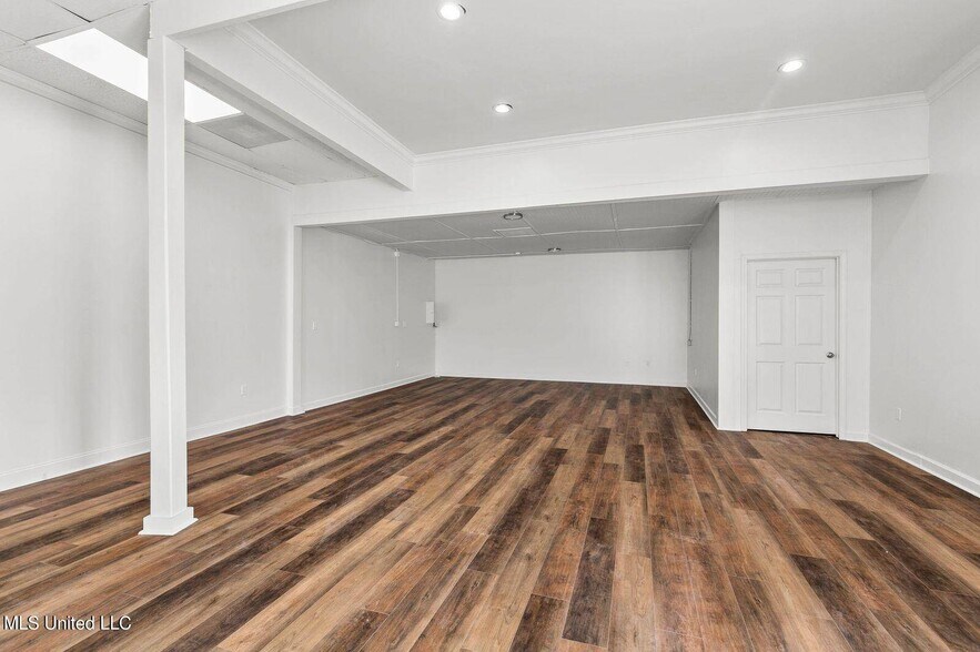 More Photos Of 148 Weisenberger Rd, Madison Flex For Lease