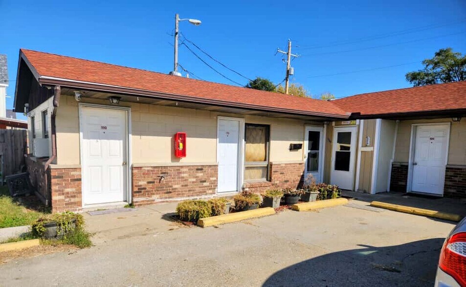 More Photos Of 317 S State St, Westville Hotel For Sale