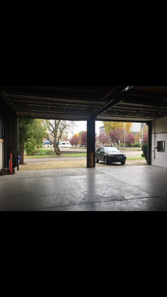 More Photos Of 4075 N Interstate Ave, Portland Showroom For Lease