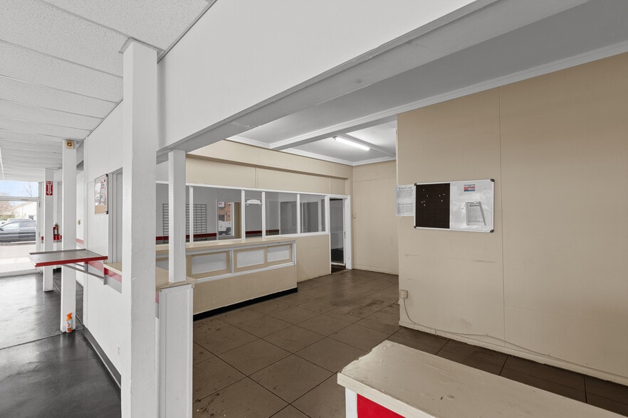 More Photos Of 440 Riverside Ave, Roseville Auto Dealership For Lease
