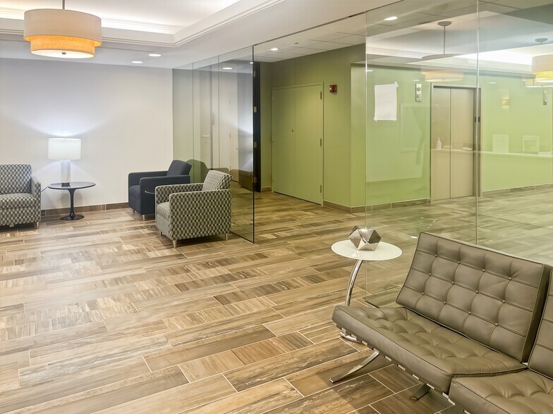 More Photos Of 125 S Wacker Dr, Chicago Coworking Space