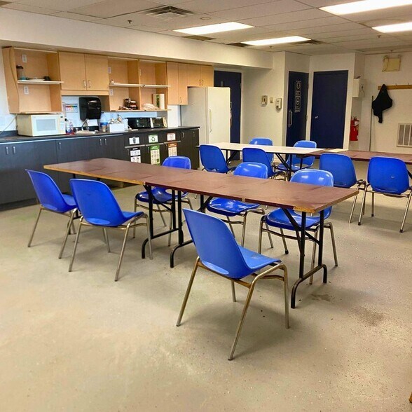 More Photos Of 235 Rue Saint-Louis, Warwick Manufacturing For Lease