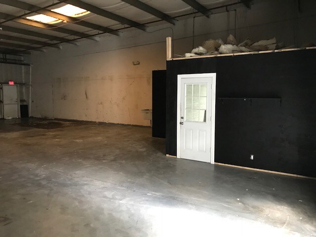 More Photos Of 825 15th St, Lake Park Warehouse For Lease