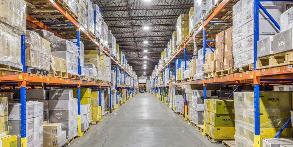 More Photos Of 260 Rue Lord, Napierville Manufacturing For Sale