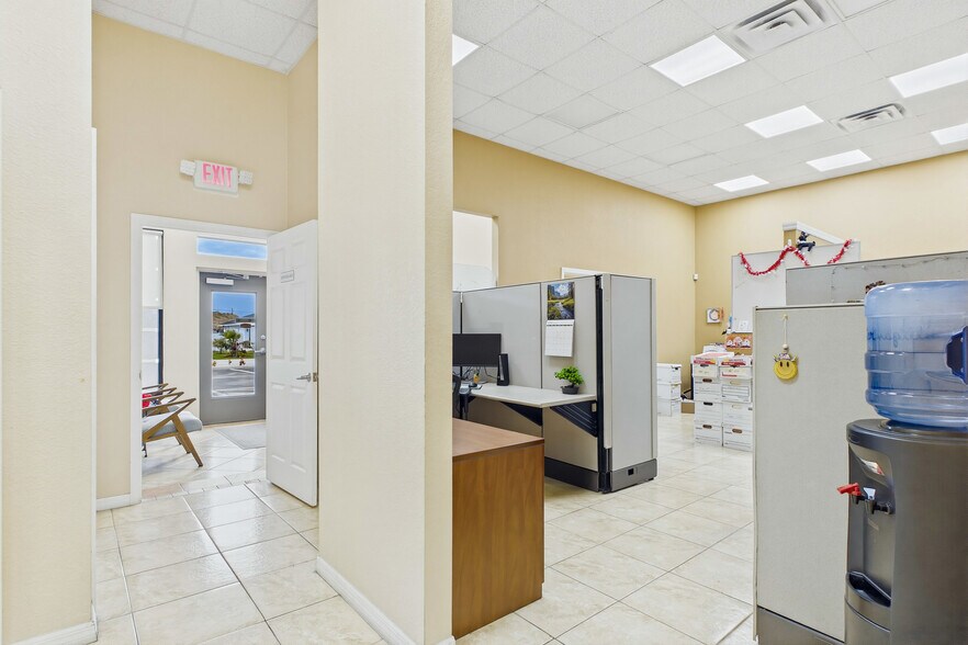 More Photos Of 1010 NE 9th St, Cape Coral Office For Sale