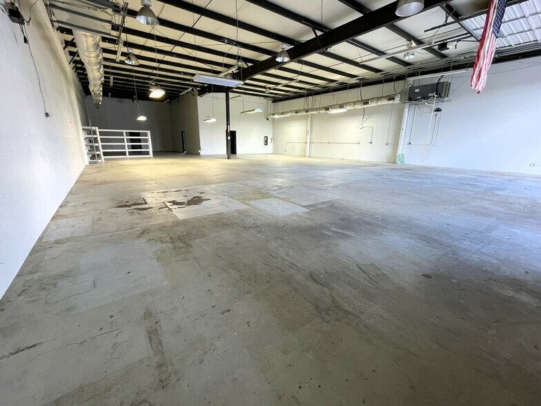 More Photos Of 440 N Eastman Rd, Longview Flex For Lease
