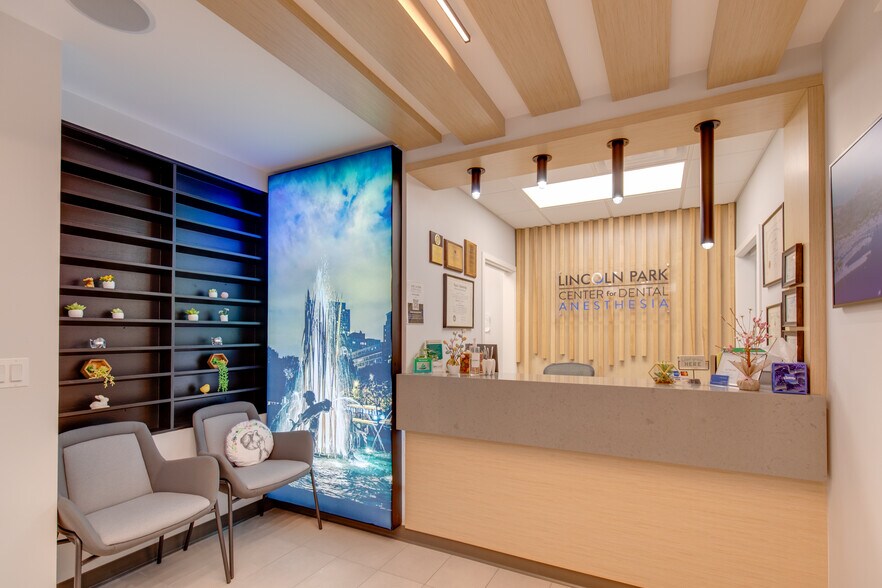 More Photos Of 2551 N Clark St, Chicago Office For Lease