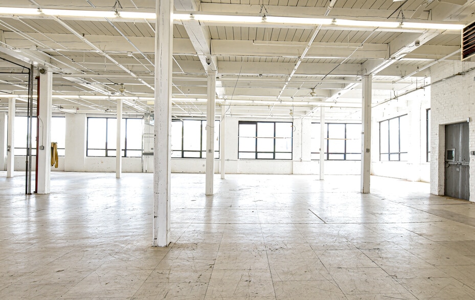 More Photos Of 2 Aspen Pl, Passaic Showroom For Lease