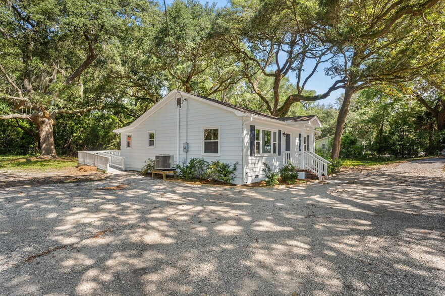 More Photos Of 67 Sams Point Rd, Beaufort General Retail For Sale