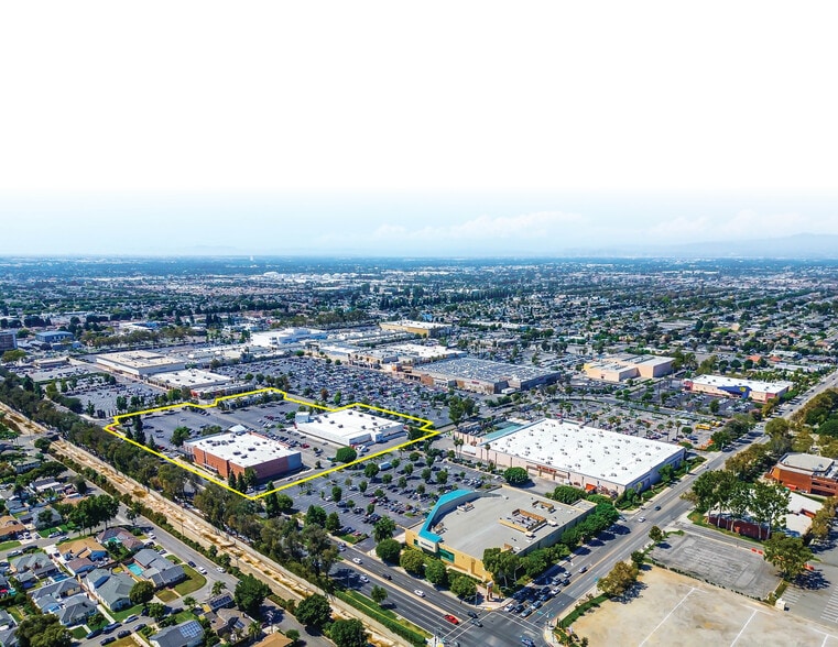 More Photos Of 4821 Del Amo Blvd, Lakewood Health Club For Sale