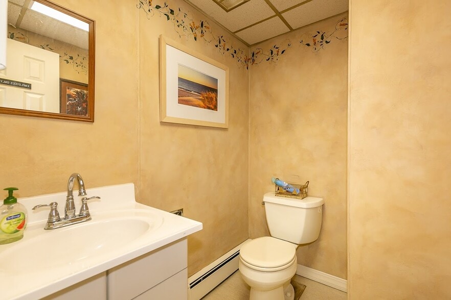 More Photos Of 188 W Main St, Oyster Bay Medical For Sale