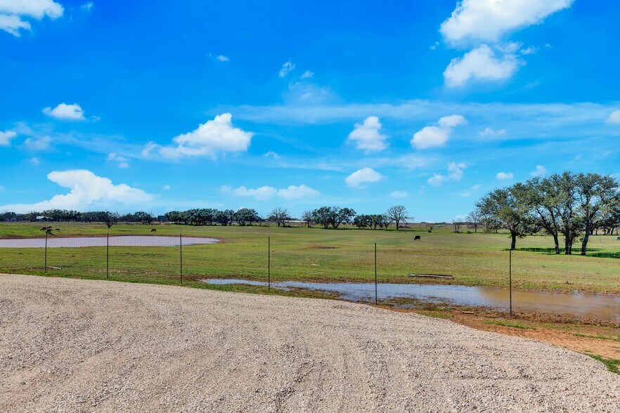 More Photos Of 343 Miracle Mile, Stonewall Warehouse For Lease