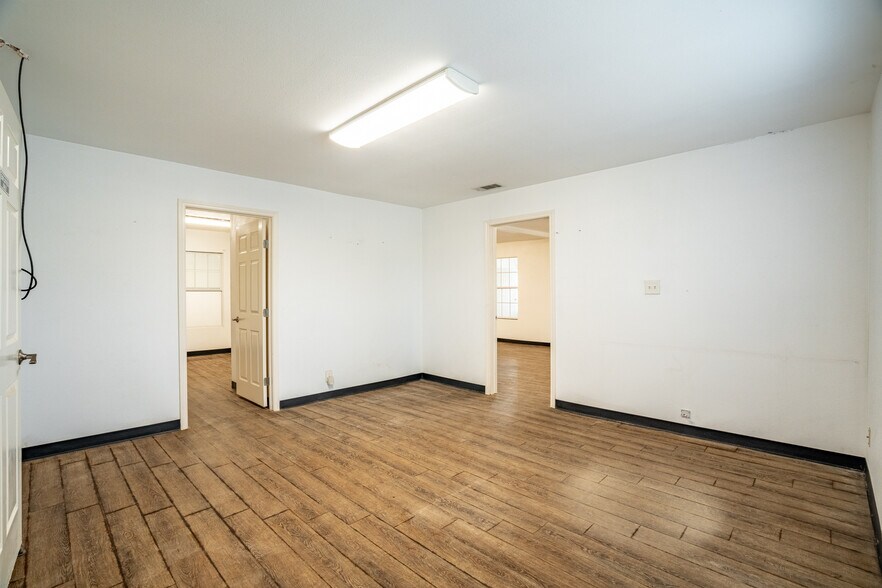 More Photos Of 401 W Simonds Rd, Seagoville Office For Sale
