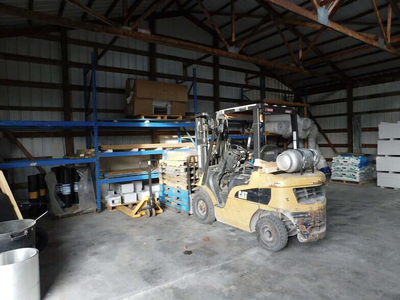 More Photos Of 2086 E US Highway 36, Rockville Convenience Store For Sale