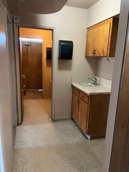 More Photos Of 3183 S Parkway Dr, Fresno Office For Lease