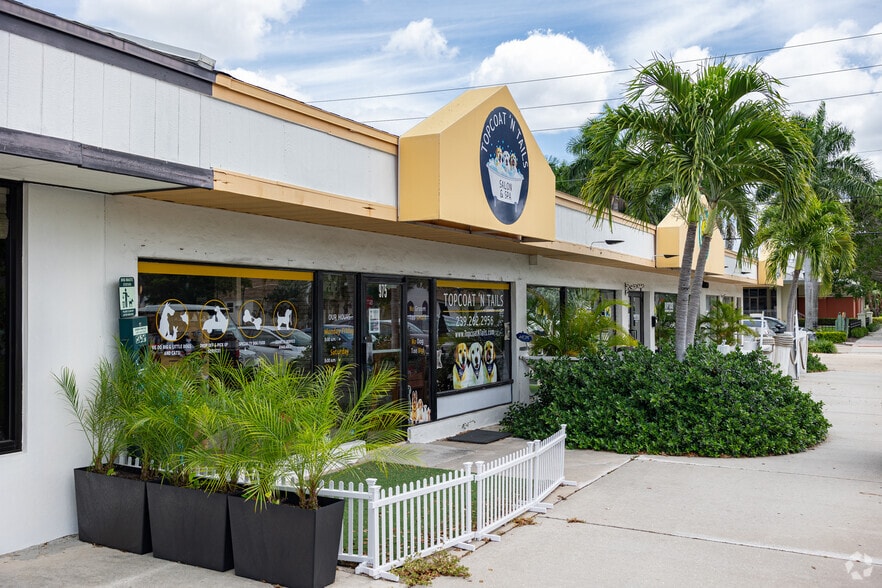 More Photos Of 975-997 3rd Ave N, Naples Storefront For Lease