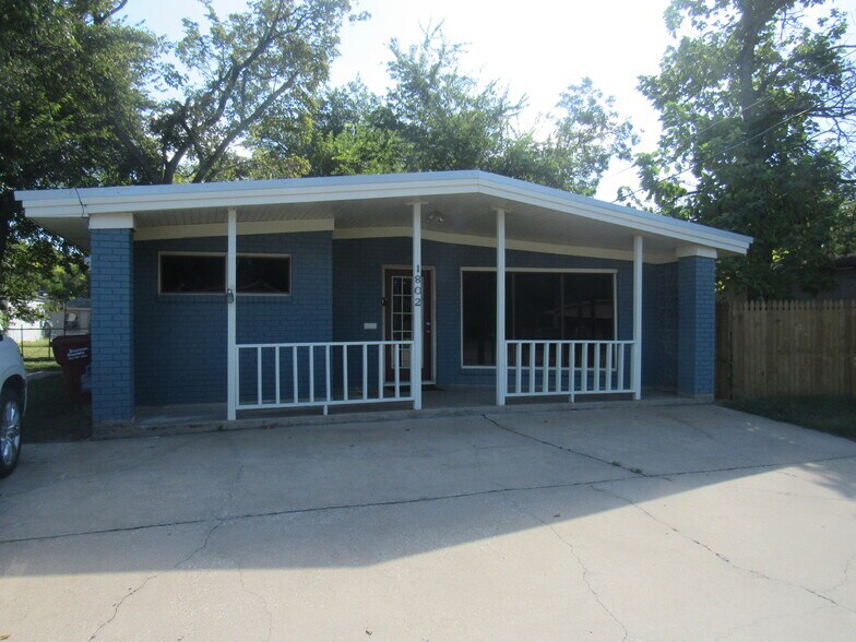 More Photos Of 1802 N Center St, Bonham Office For Sale